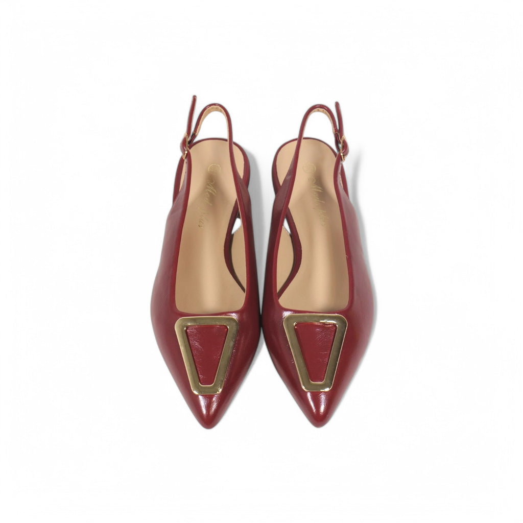 Zapatos planos destalonados con punta fina y adorno triangular