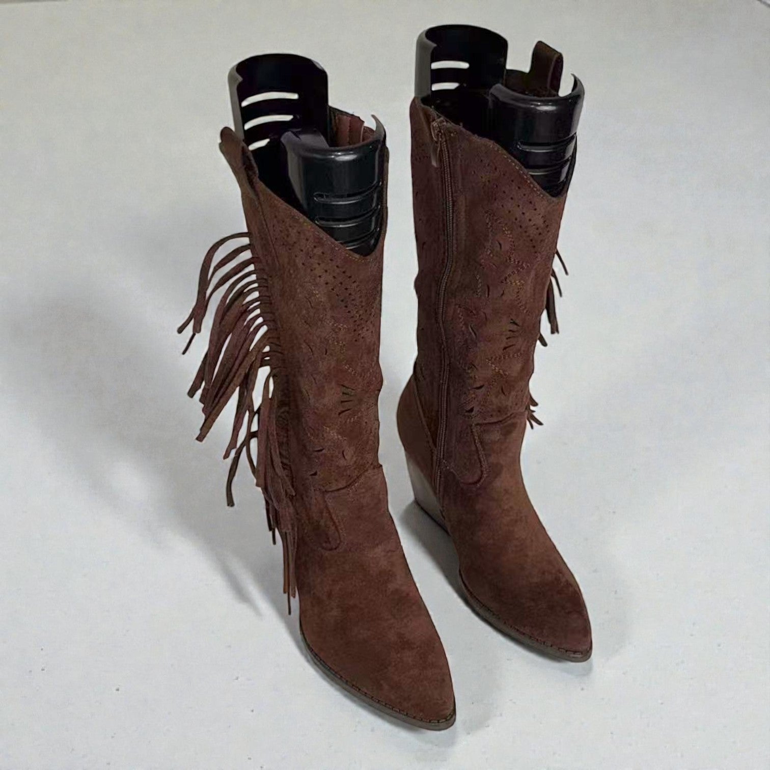 Bota cowboy alta ligeras y primaverales con flecos laterales, caña calada decorativa y punta estilizada en gamuza sintética – estilo western cómodo y elegante