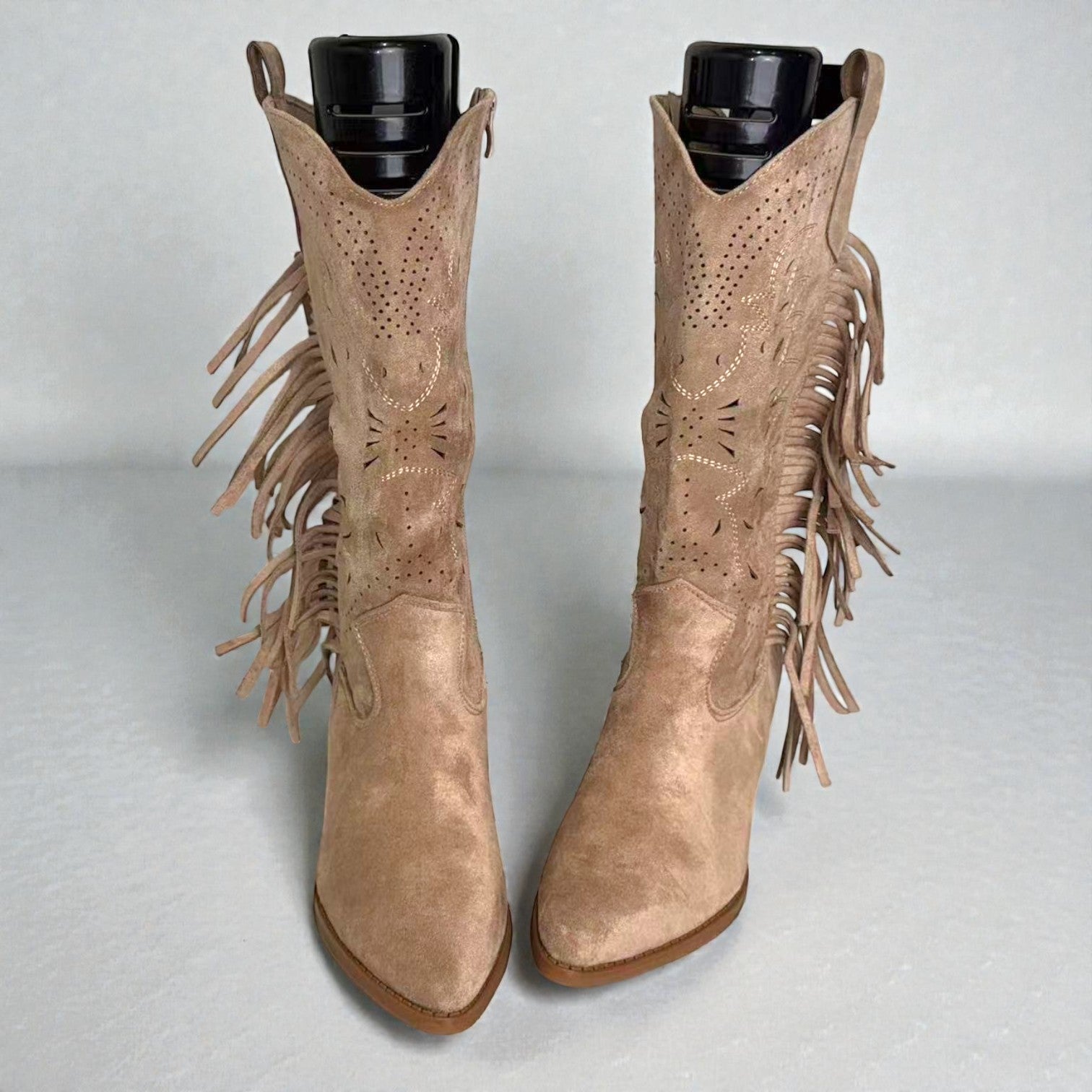 Bota cowboy alta ligeras y primaverales con flecos laterales, caña calada decorativa y punta estilizada en gamuza sintética – estilo western cómodo y elegante
