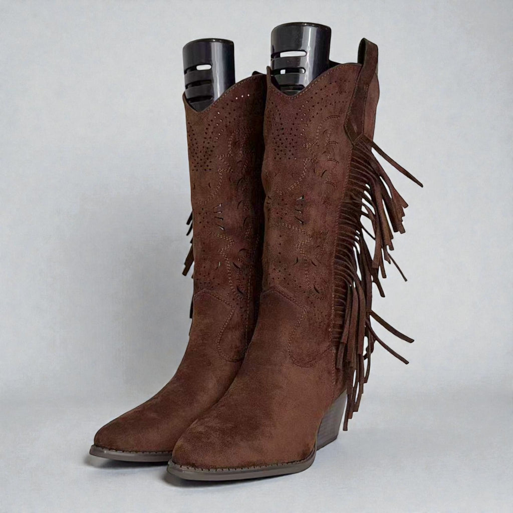 Bota cowboy alta ligeras y primaverales con flecos laterales, caña calada decorativa y punta estilizada en gamuza sintética – estilo western cómodo y elegante