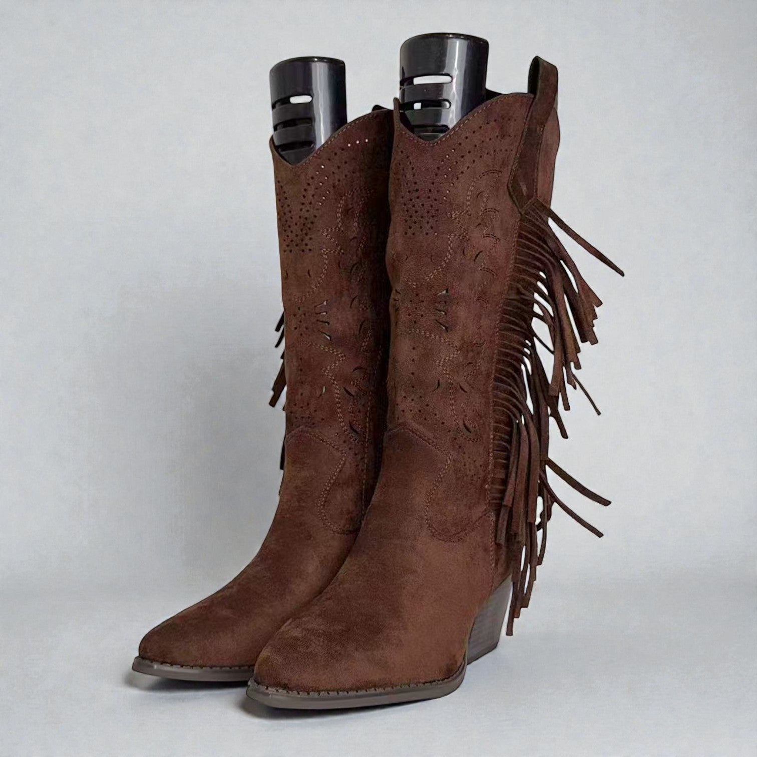 Bota cowboy alta ligeras y primaverales con flecos laterales, caña calada decorativa y punta estilizada en gamuza sintética – estilo western cómodo y elegante