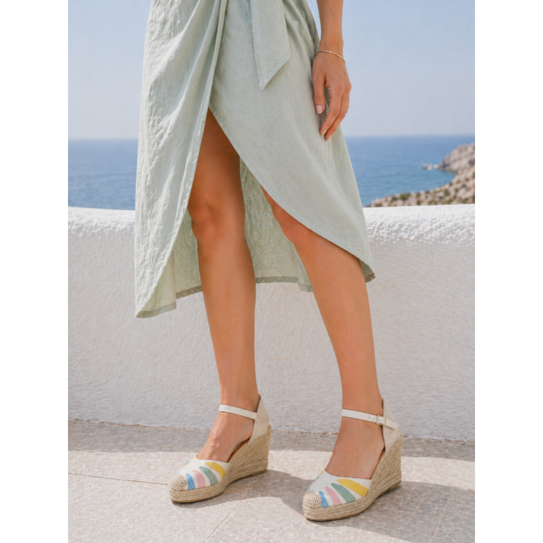 Alpargatas cuña mujer con pulsera al tobillo y punta cerrada, sandalias plataforma tipo esparto bordadas multicolor, zapatos verano estilo espadrille con cuña media en beige