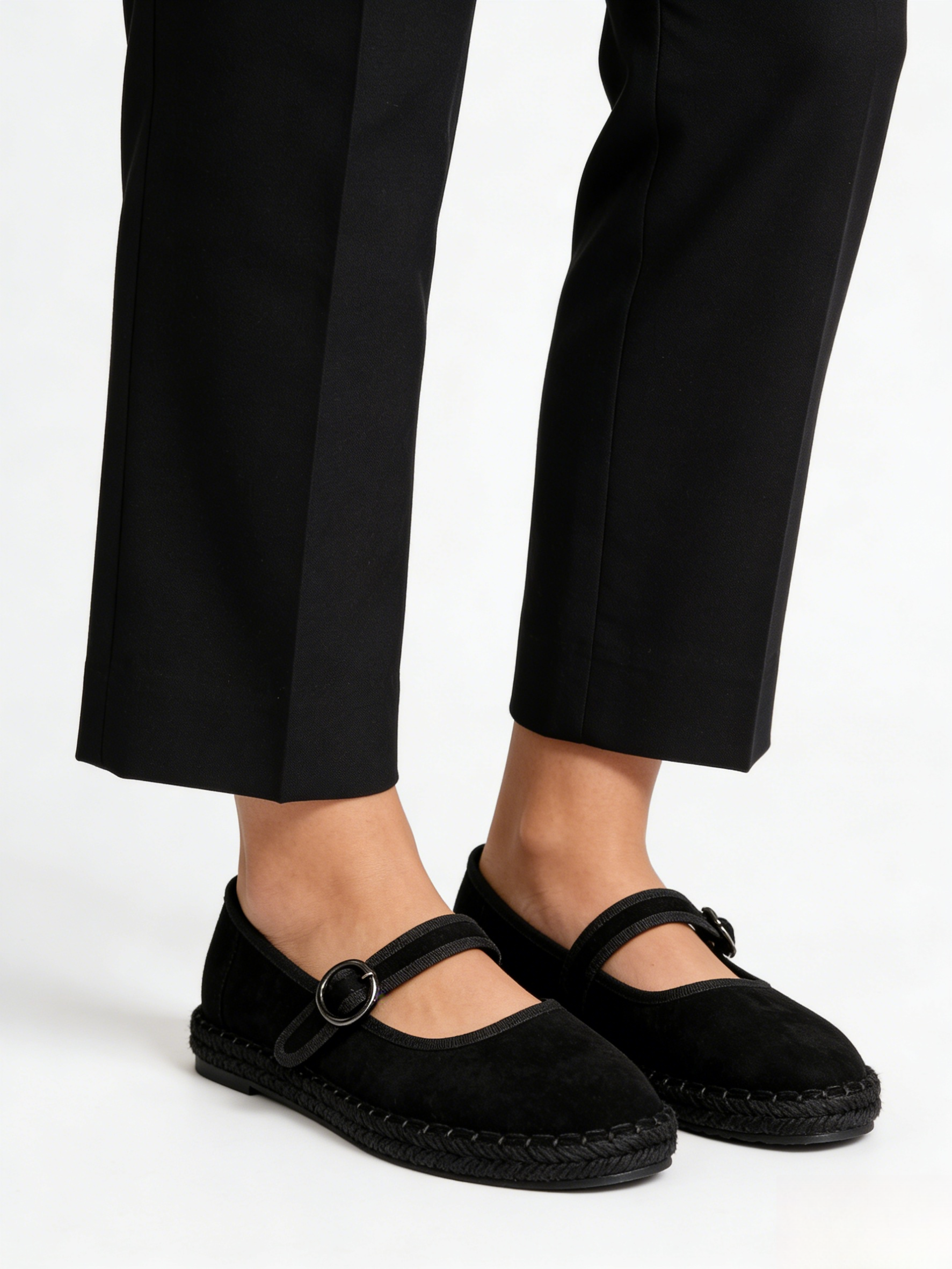 Alpargatas planas tipo merceditas para mujer con suela de yute, tira ajustable con hebilla y diseño clásico, ideales para verano y entretiempo, disponibles en beige liso, beige tejido y negro