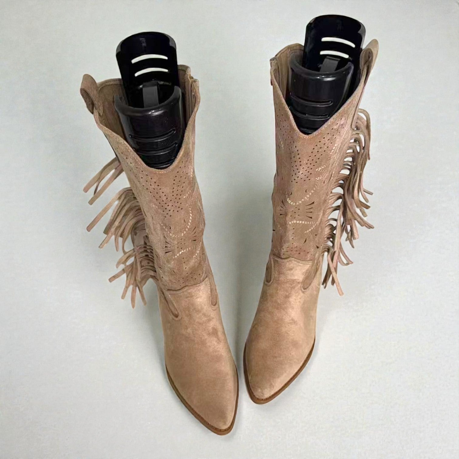 Bota cowboy alta ligeras y primaverales con flecos laterales, caña calada decorativa y punta estilizada en gamuza sintética – estilo western cómodo y elegante