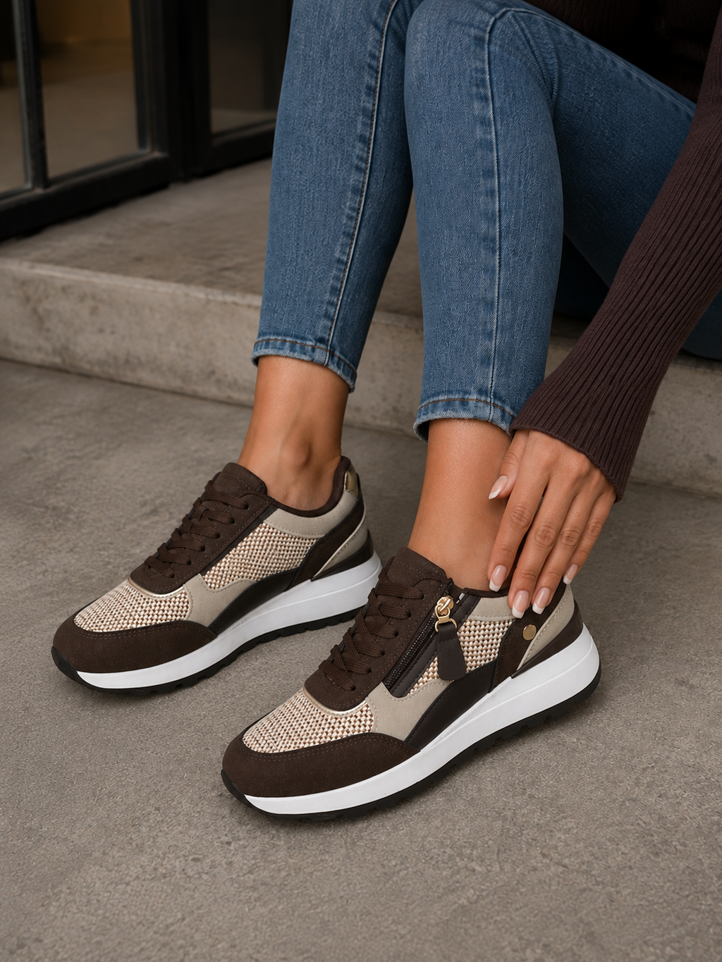 Zapatillas de mujer estilo casual con cremallera lateral y cordones, deportivas combinadas con tejido texturizado y suela cómoda en beige, marrón, caqui y blanco