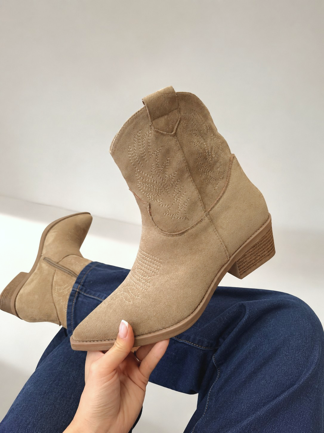 Botines cowboy bordados de gamuza sintética para mujer, botas camperas de caña media, tacón ancho, punta afilada, botas vaquetas cremallera lateral, cómodos para otoño invierno
