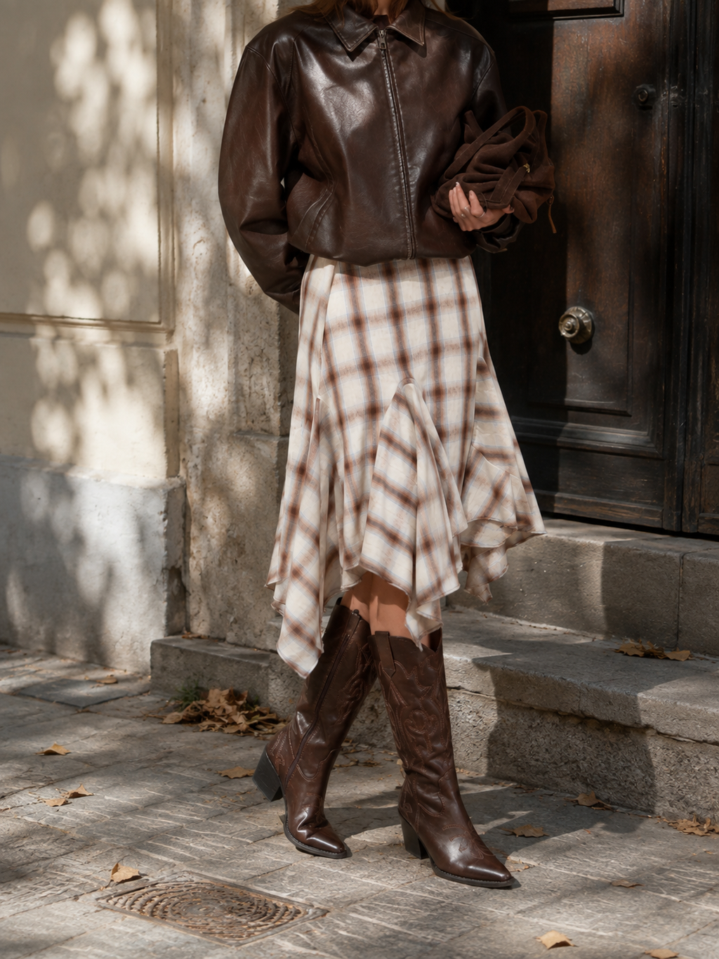 Botas cowboy altas para mujer de cuero sintético con brillo elegante, tacón ancho, punta afilada, bordados en relieve, estilo western campero, negro y marrón
