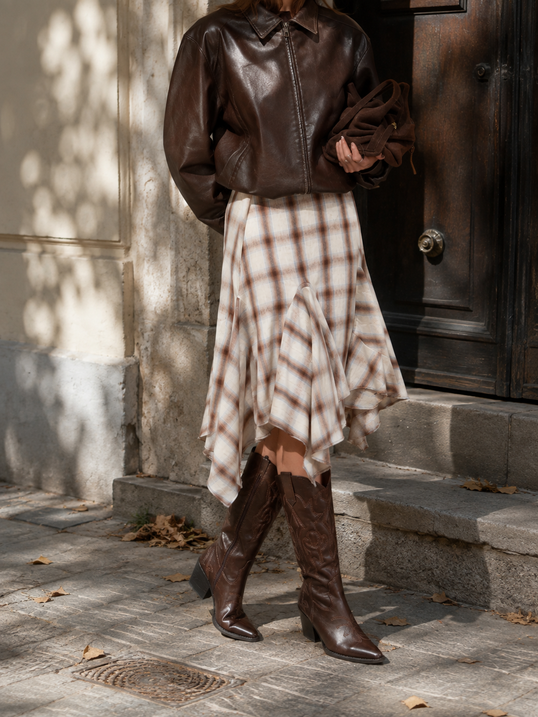 Botas cowboy altas para mujer de cuero sintético con brillo elegante, tacón ancho, punta afilada, bordados en relieve, estilo western campero, negro y marrón