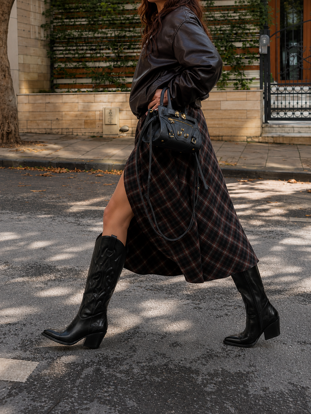 Botas cowboy altas para mujer de cuero sintético con brillo elegante, tacón ancho, punta afilada, bordados en relieve, estilo western campero, negro y marrón
