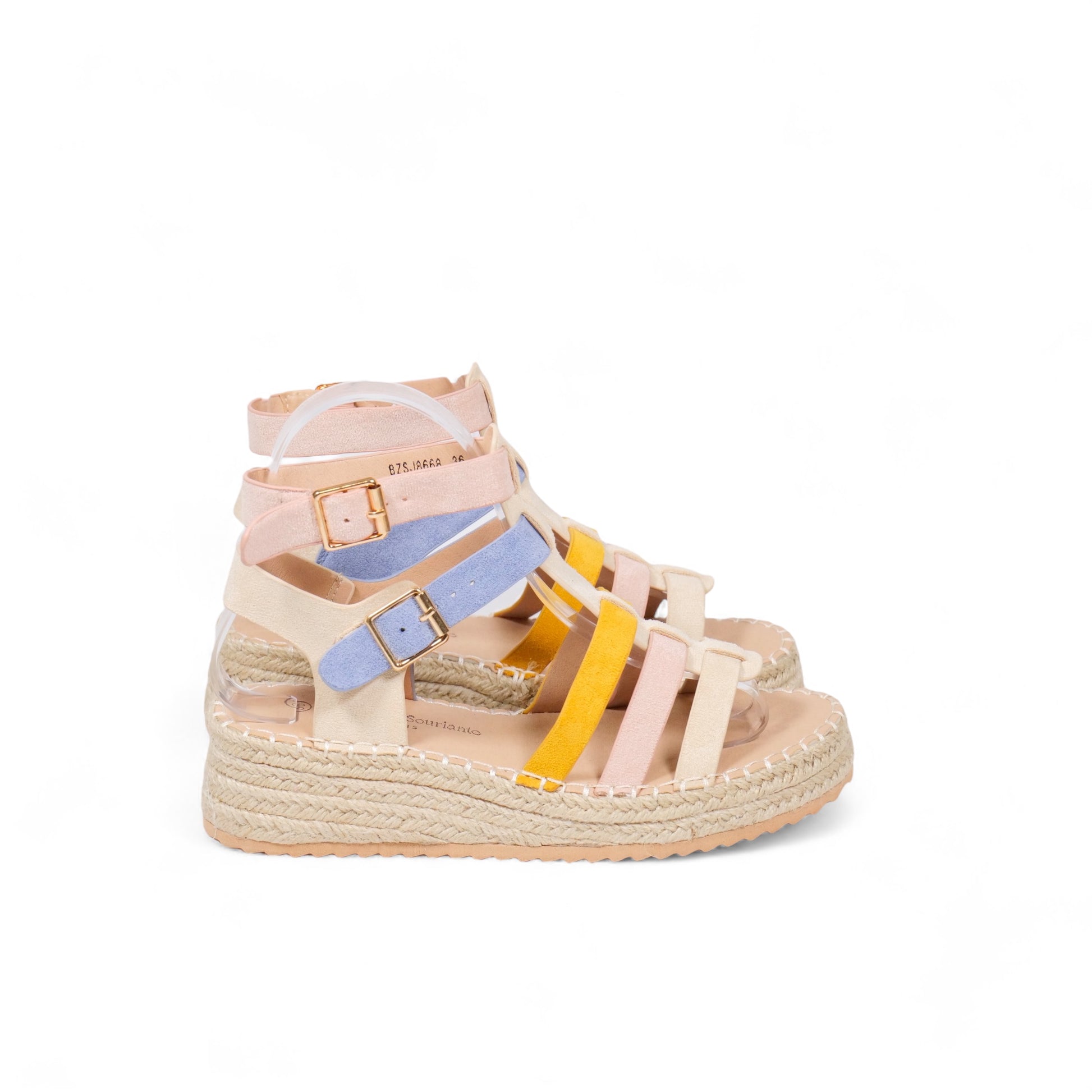 Sandalias cubiertas de tiras colores