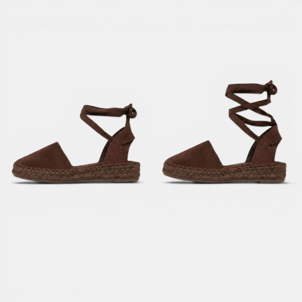 Alpargatas Planas con Cinta de Gamuza sintética Efecto ante suave, las cintas al tobillo y acabado efecto esparto en color negro, beige y marrón chocolate, estilo mediterráneo para verano, vacaciones y looks con vestidos, lino o jeans