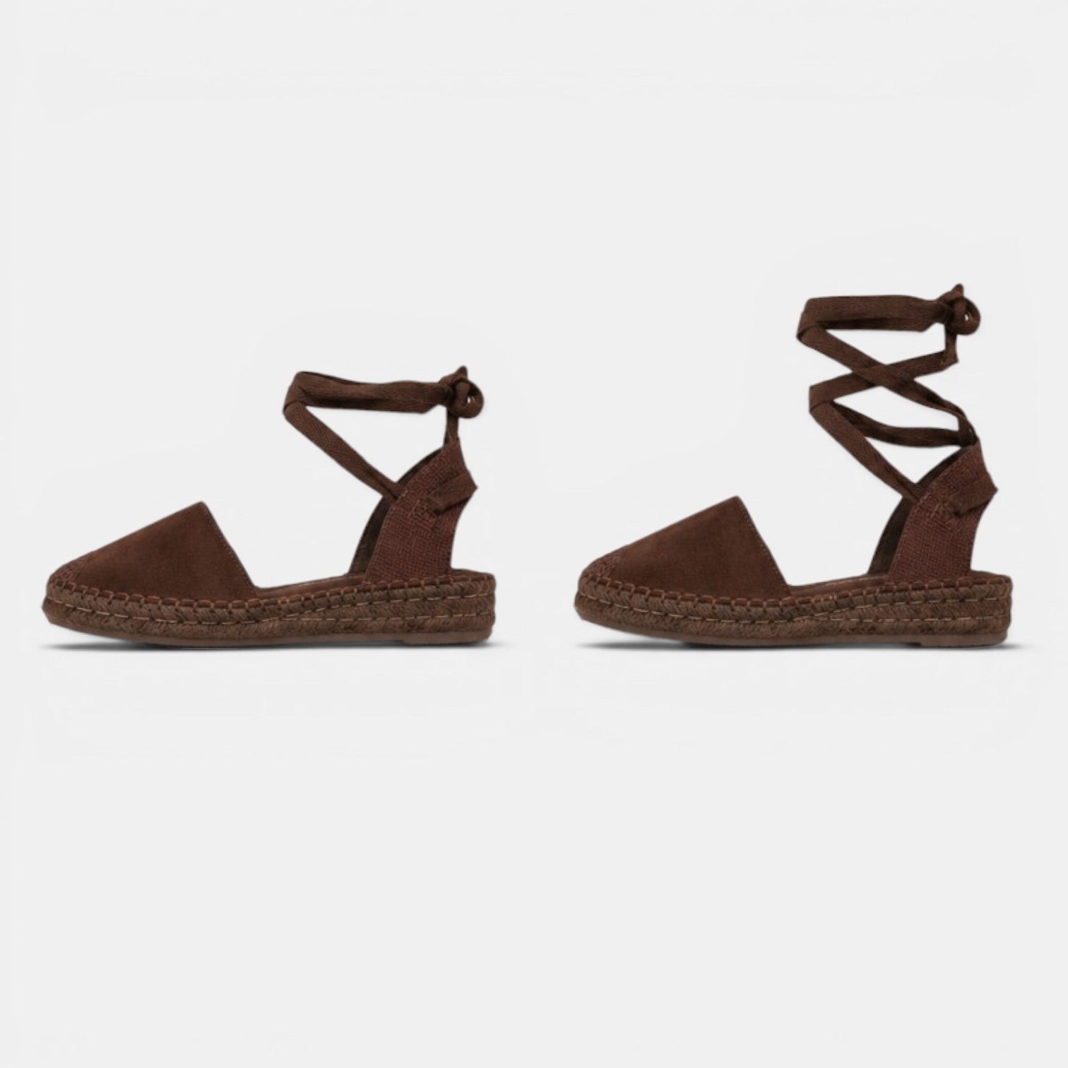 Alpargatas Planas con Cinta de Gamuza sintética Efecto ante suave, las cintas al tobillo y acabado efecto esparto en color negro, beige y marrón chocolate, estilo mediterráneo para verano, vacaciones y looks con vestidos, lino o jeans