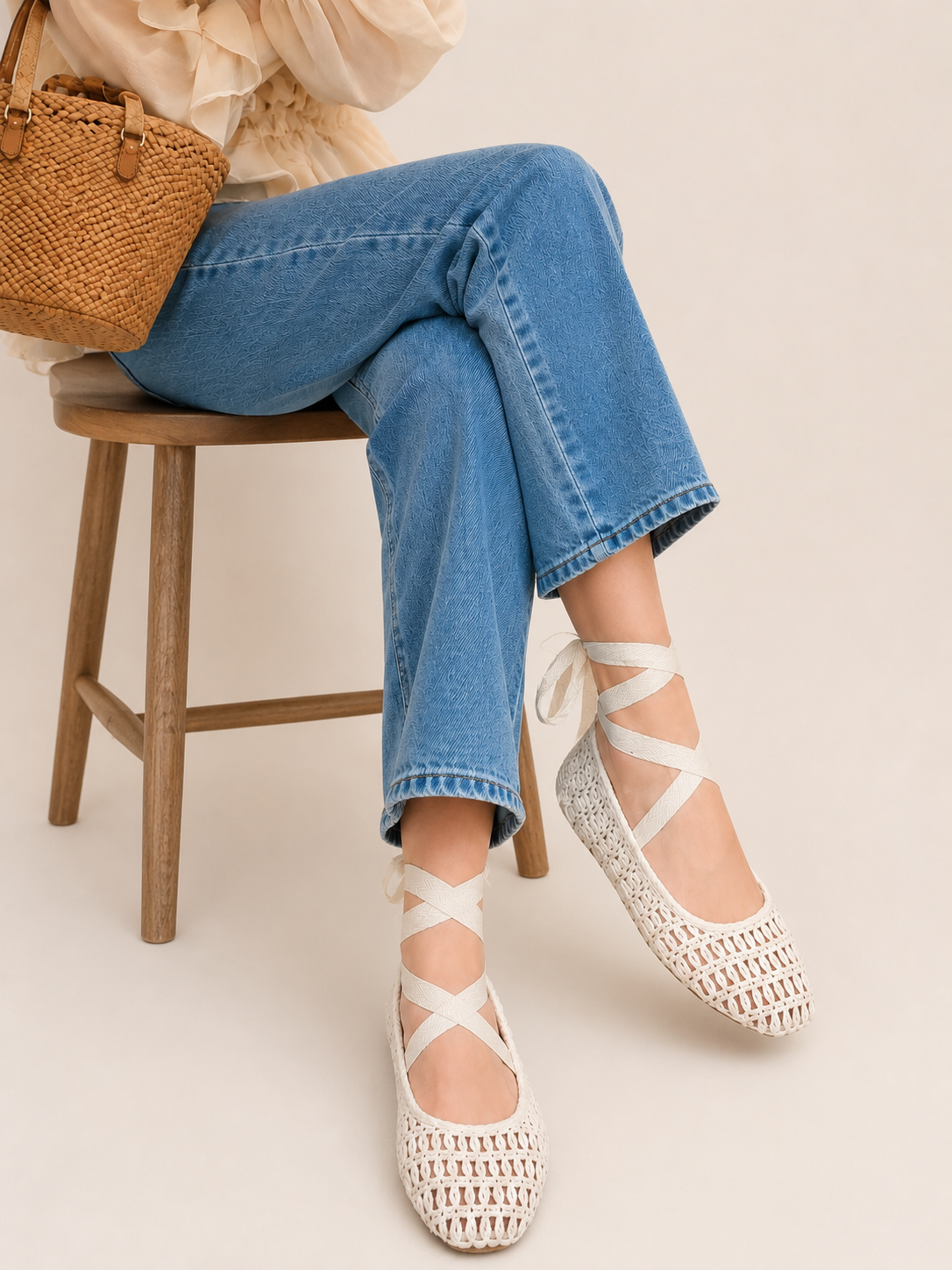 Bailarinas de Crochet con Cintas Largas, ajustables al tobillo en color beige y marrón chocolate, zapatos planos estilo ballet para verano, vacaciones y looks boho chic con vestidos, lino o jeans relajados