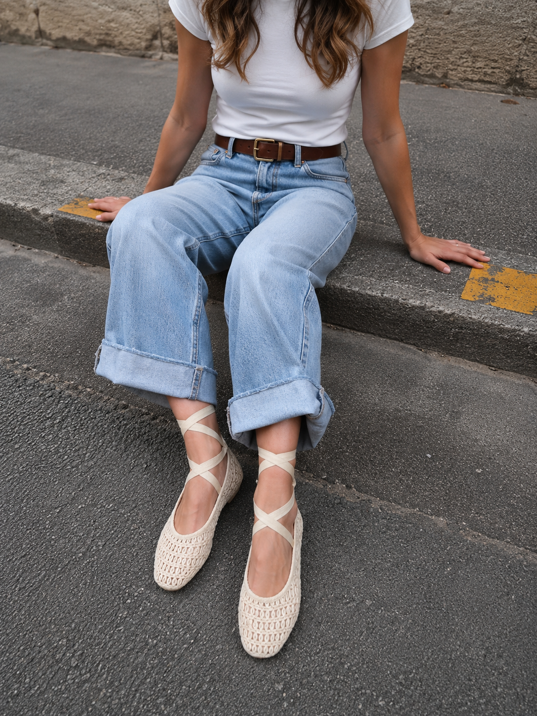 Bailarinas de Crochet con Cintas Largas, ajustables al tobillo en color beige y marrón chocolate, zapatos planos estilo ballet para verano, vacaciones y looks boho chic con vestidos, lino o jeans relajados