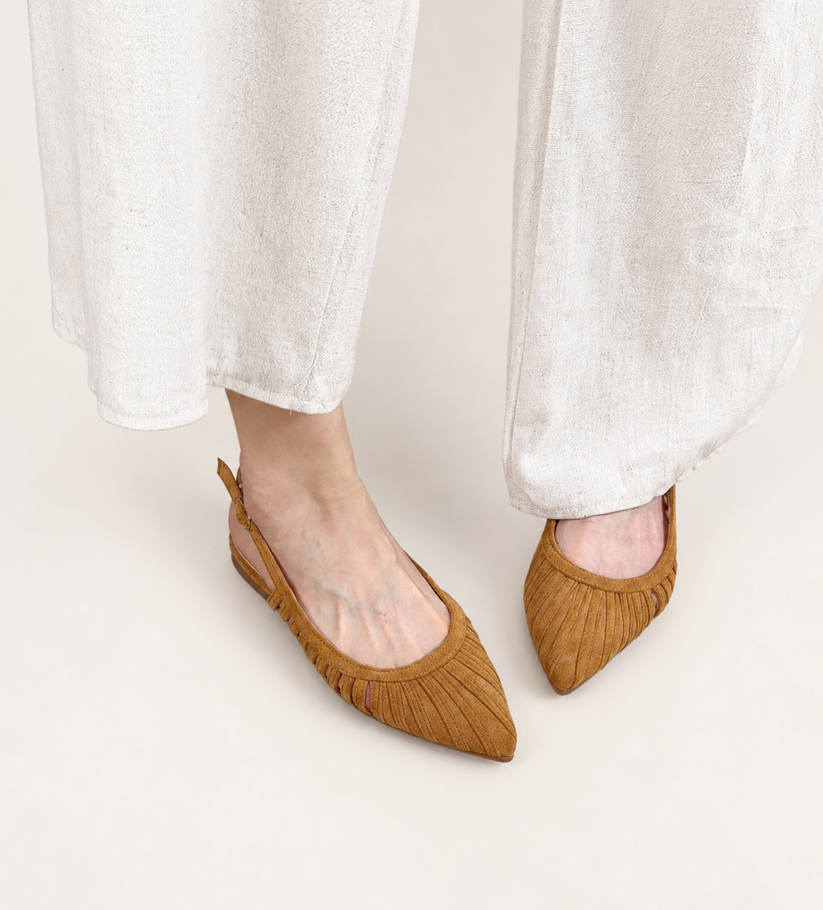 Sandalias planas tipo slingback para mujer en color camel y negro, zapatos destalonados con punta fina y diseño calado, sandalias elegantes de verano con hebilla ajustable y acabado en gamuza sintética