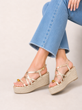 Sandalias de cuña 8cm para mujer tipo esparto con tiras finas cruzadas y detalle metálico de dedo, plataforma media con suela de yute ligera, sandalias verano con pulsera ajustable en dorado y blanco
