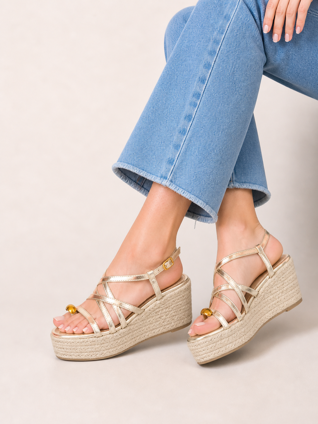 Sandalias de cuña 8cm para mujer tipo esparto con tiras finas cruzadas y detalle metálico de dedo, plataforma media con suela de yute ligera, sandalias verano con pulsera ajustable en dorado y blanco