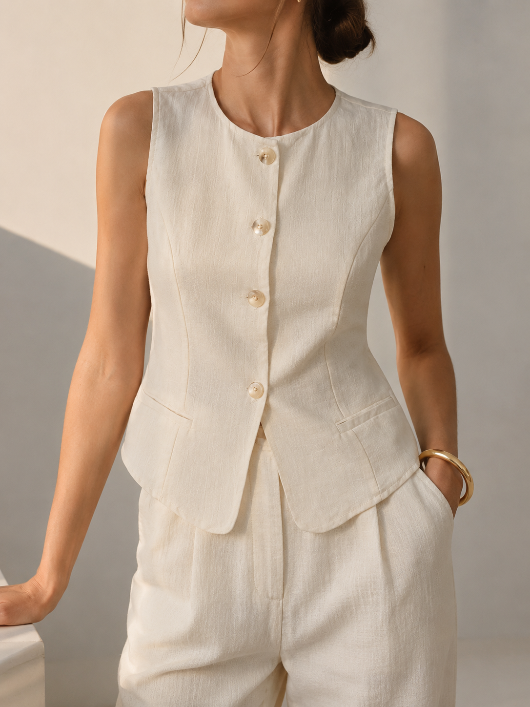 Chaleco elegante de mujer sin mangas con botones delanteros en beige y negro, estilo minimalista sofisticado para oficina, cenas, eventos y looks casual chic, fácil de combinar con jeans, pantalones palazzo o faldas