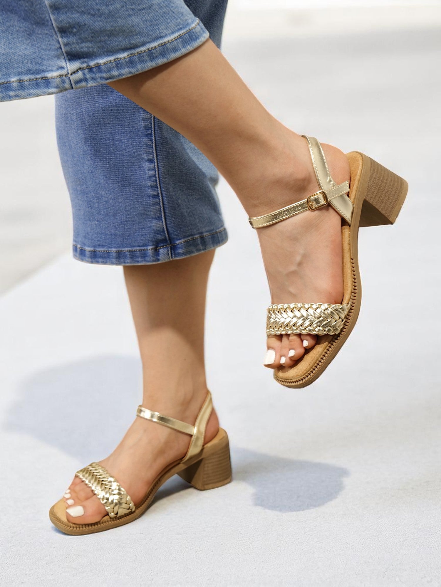 Sandalias de tacón con tiras trenzadas metalizadas