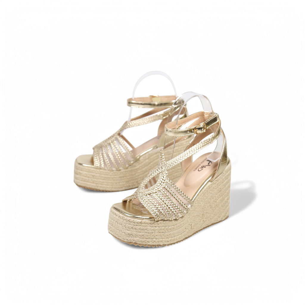 Sandalias de cuña doradas con tiras trenzadas