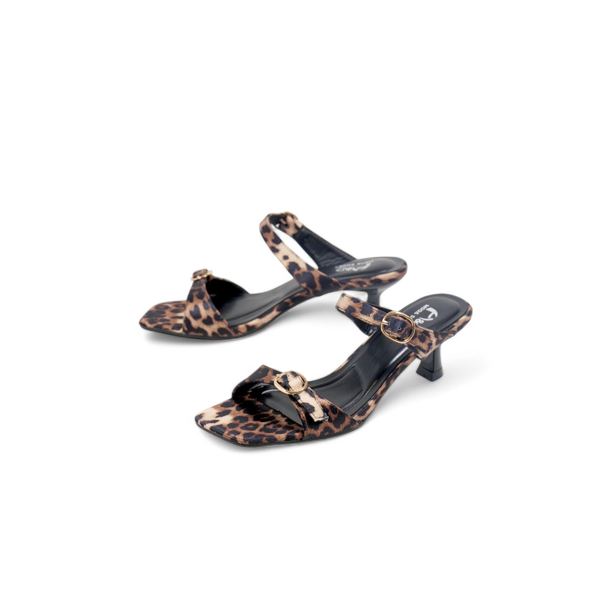 Sandalias de tacón medio con doble tira y hebillas – Disponible en blanco, estampado animal print y negro – Diseño moderno y cómodo para primavera/verano – Ideal para outfits casuales, elegantes o de vacaciones