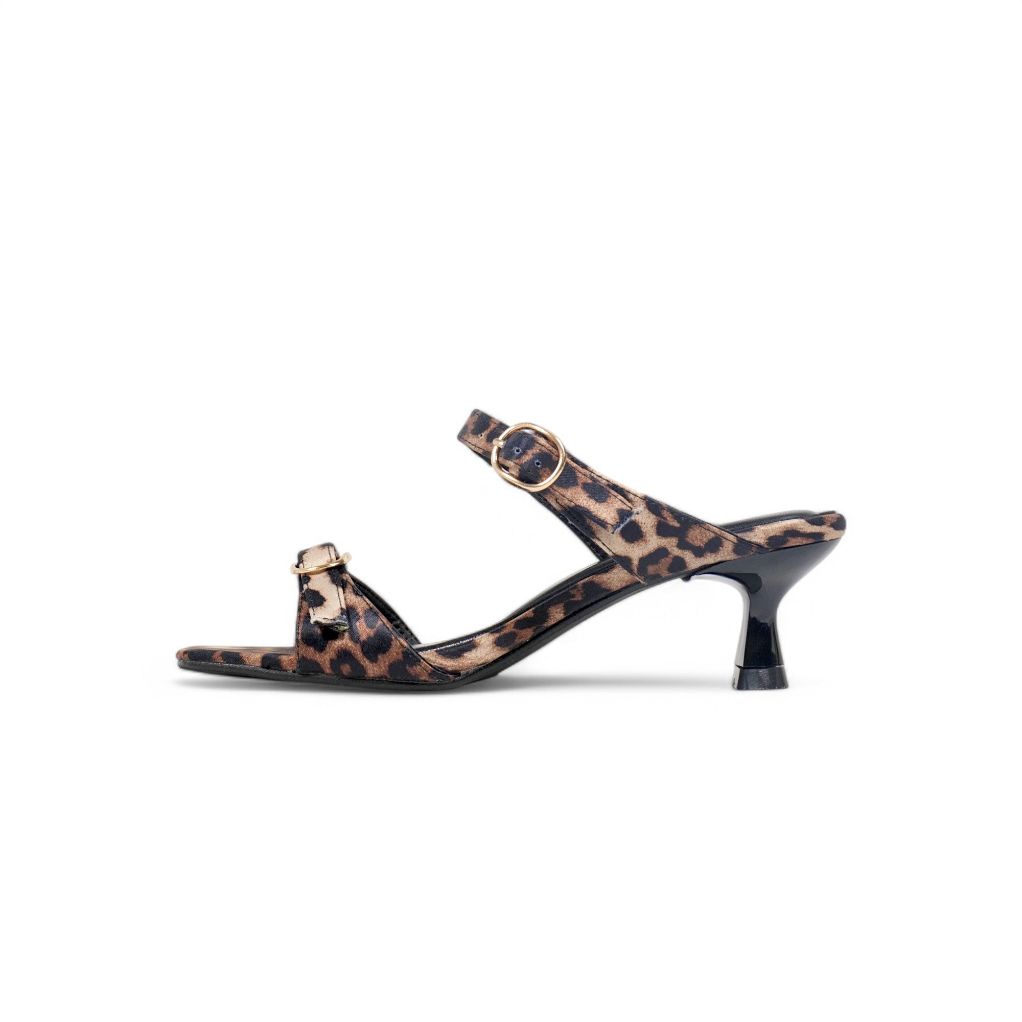 Sandalias de tacón medio con doble tira y hebillas – Disponible en blanco, estampado animal print y negro – Diseño moderno y cómodo para primavera/verano – Ideal para outfits casuales, elegantes o de vacaciones
