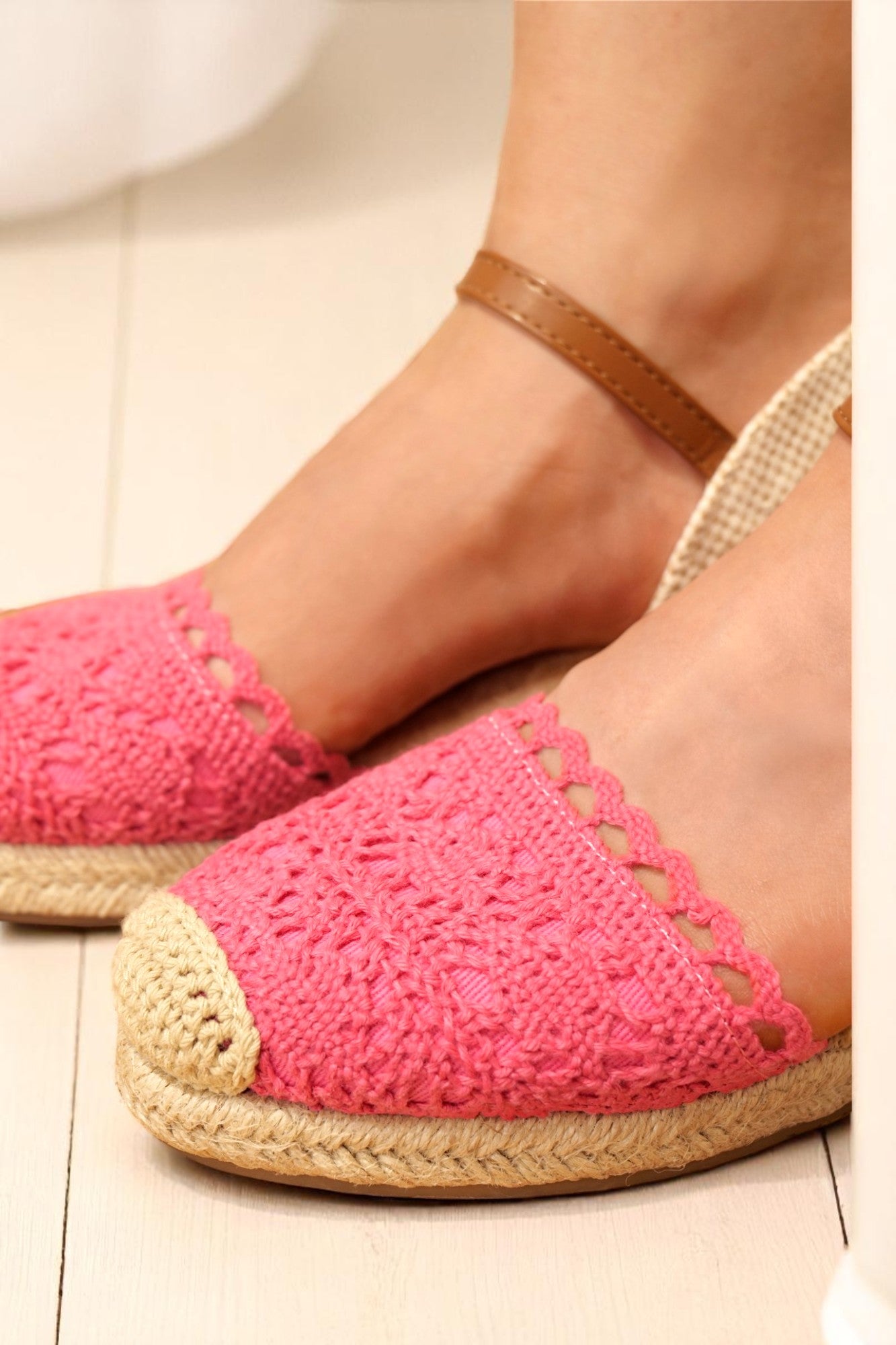 Alpargatas de cuña baja para mujer con encaje tejido estilo crochet, sandalias espadrille con puntera cerrada y plataforma de yute, pulsera al tobillo con hebilla ajustable, zapatos verano en colores blanco, beige y fucsia