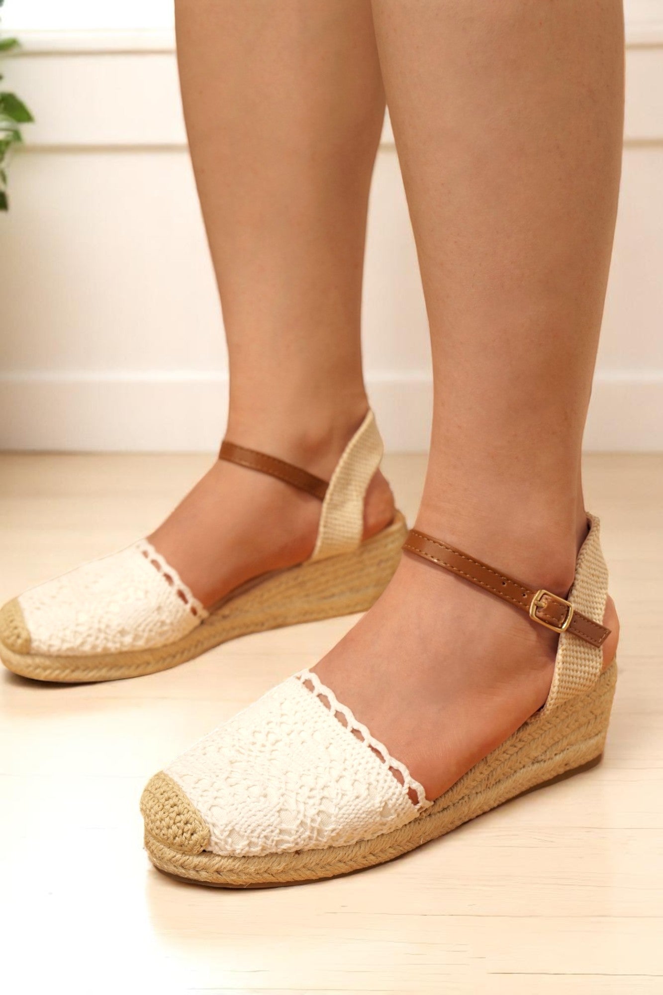 Alpargatas de cuña baja para mujer con encaje tejido estilo crochet, sandalias espadrille con puntera cerrada y plataforma de yute, pulsera al tobillo con hebilla ajustable, zapatos verano en colores blanco, beige y fucsia