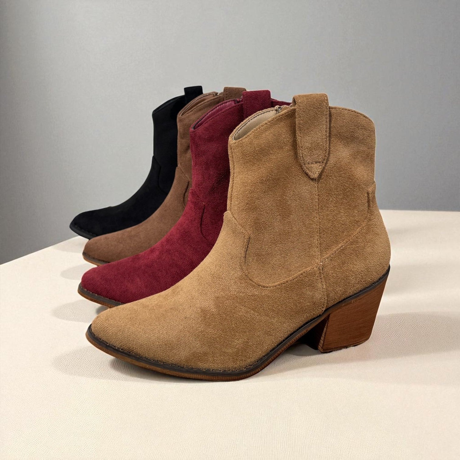 Botines camperos mujer tacón medio punta fina estilo western en gamuza y piel sintética – disponibles en beige, burdeos, marrón y negro