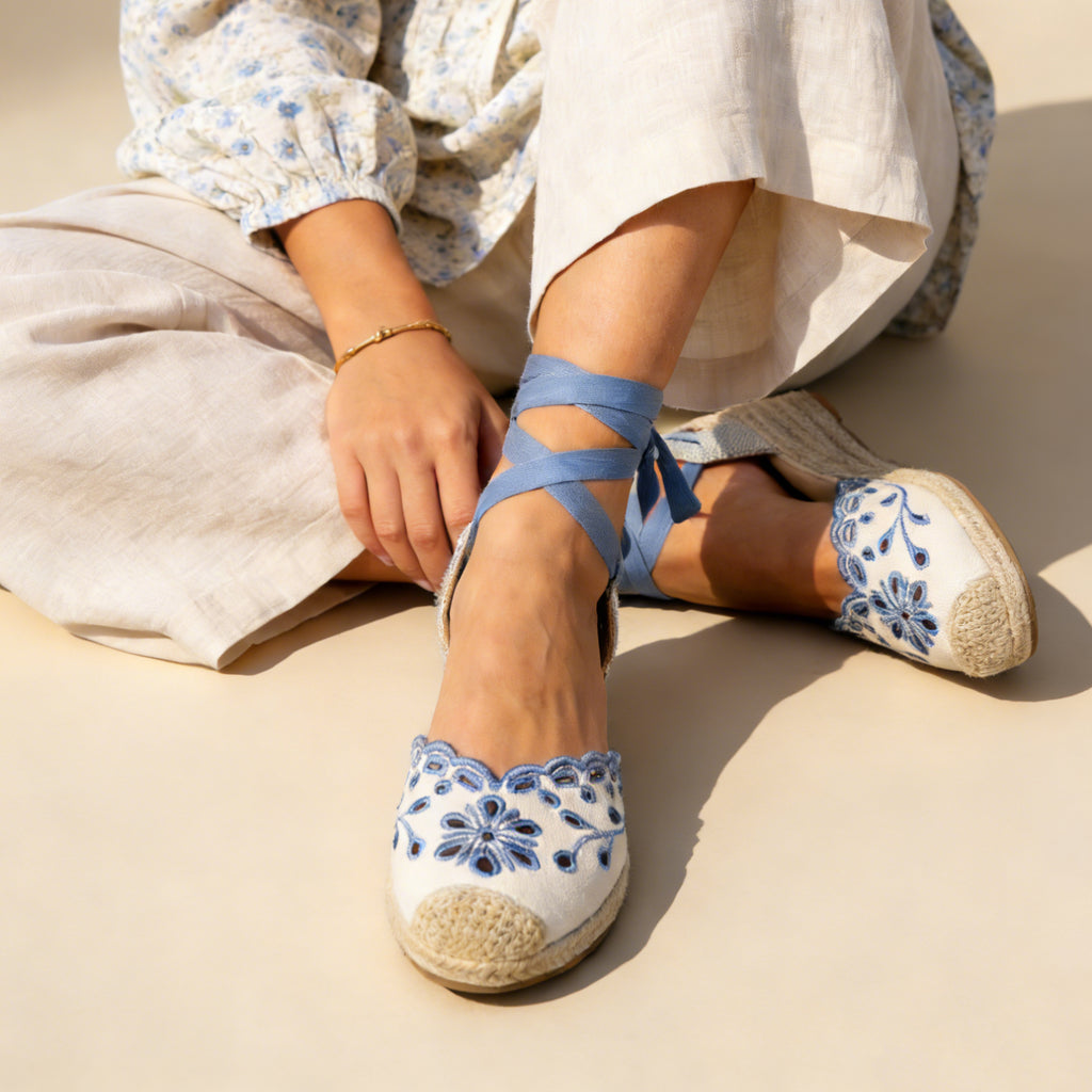 Sandalias espadrille de cuña media con bordado floral, punta cerrada con detalle de yute, cintas para atar al tobillo y acabado en tela con efecto natural, alpargatas elegantes para verano, invitada y looks casuales