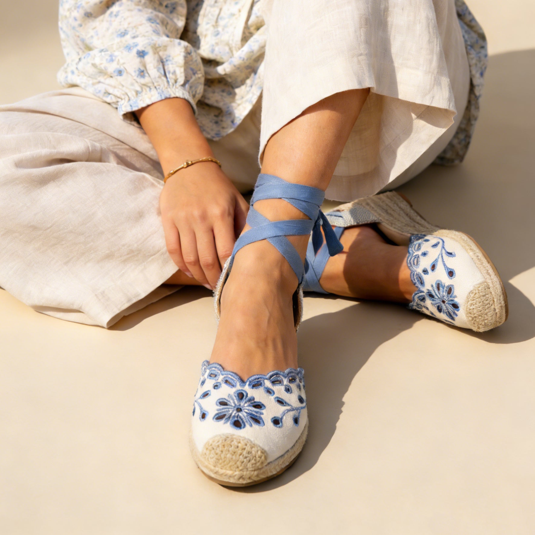 Sandalias espadrille de cuña media con bordado floral, punta cerrada con detalle de yute, cintas para atar al tobillo y acabado en tela con efecto natural, alpargatas elegantes para verano, invitada y looks casuales