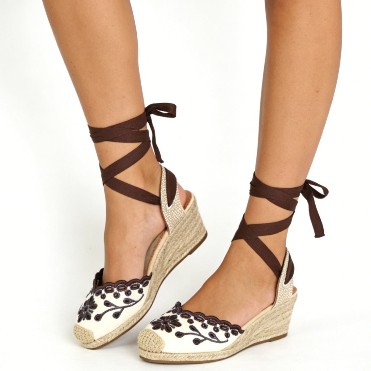 Sandalias espadrille de cuña media con bordado floral, punta cerrada con detalle de yute, cintas para atar al tobillo y acabado en tela con efecto natural, alpargatas elegantes para verano, invitada y looks casuales