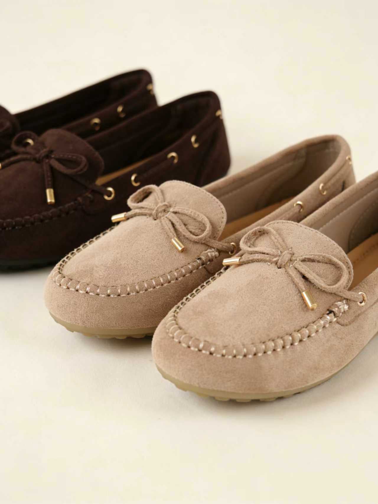 Mocasines planos para mujer con lazo decorativo y costuras tipo moccasin, zapatos casuales en efecto ante con detalle de cordón y ojales metálicos, mocasines cómodos para diario, oficina y looks casuales