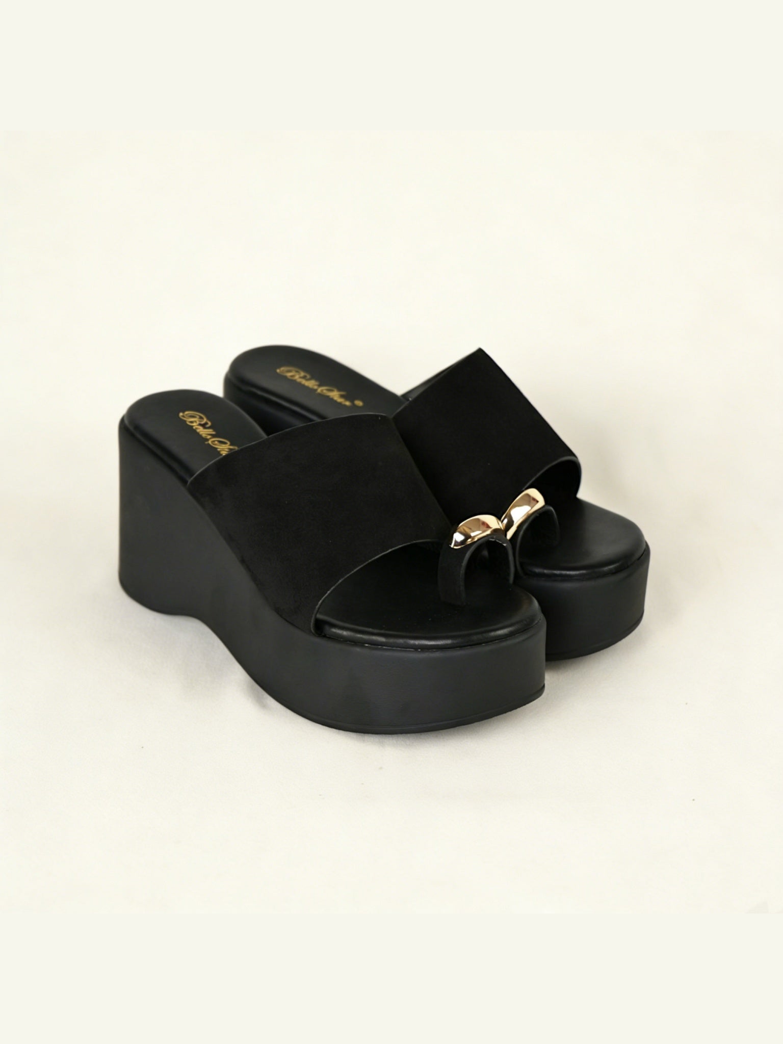 Sandalias de cuña alta para mujer con plataforma y tira ancha frontal, sandalias tipo dedo con detalle metálico decorativo y diseño minimalista en efecto ante, sandalias cómodas con cuña para verano, playa y looks casuales
