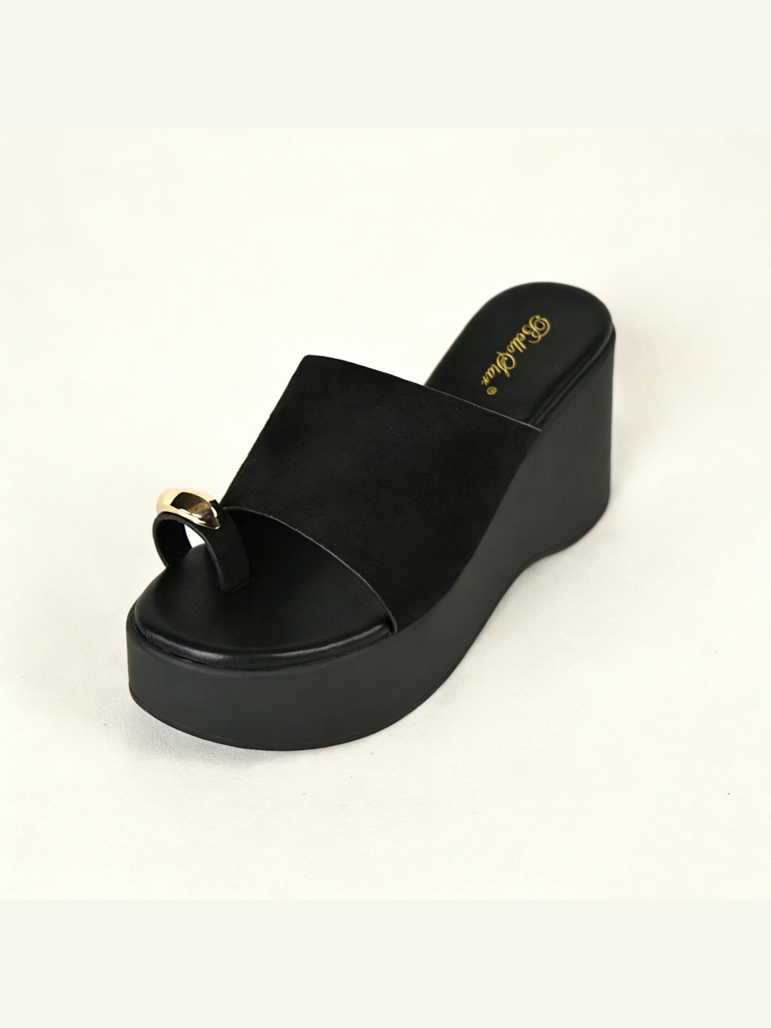 Sandalias de cuña alta para mujer con plataforma y tira ancha frontal, sandalias tipo dedo con detalle metálico decorativo y diseño minimalista en efecto ante, sandalias cómodas con cuña para verano, playa y looks casuales