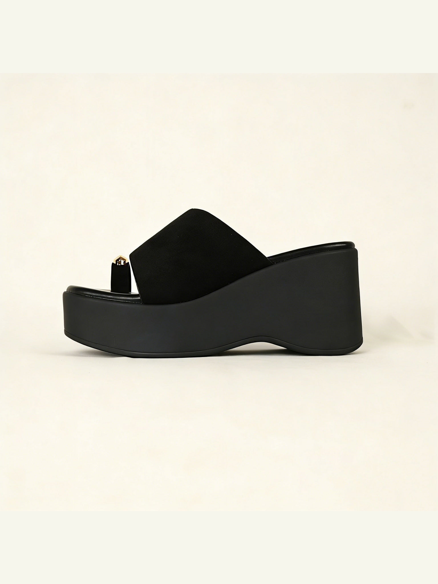 Sandalias de cuña alta para mujer con plataforma y tira ancha frontal, sandalias tipo dedo con detalle metálico decorativo y diseño minimalista en efecto ante, sandalias cómodas con cuña para verano, playa y looks casuales