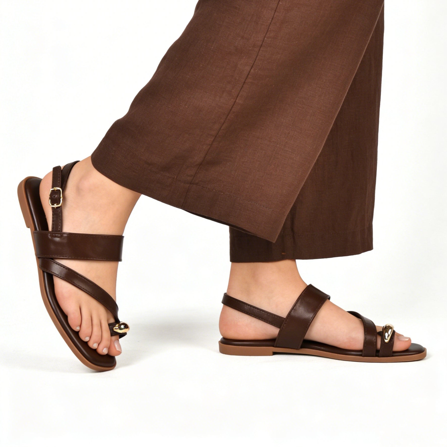 Sandalias planas para mujer con tiras cruzadas y detalle metálico decorativo, sandalias minimalistas con pulsera trasera y hebilla ajustable en cuero sintético, sandalias elegantes de verano para looks casuales y diario