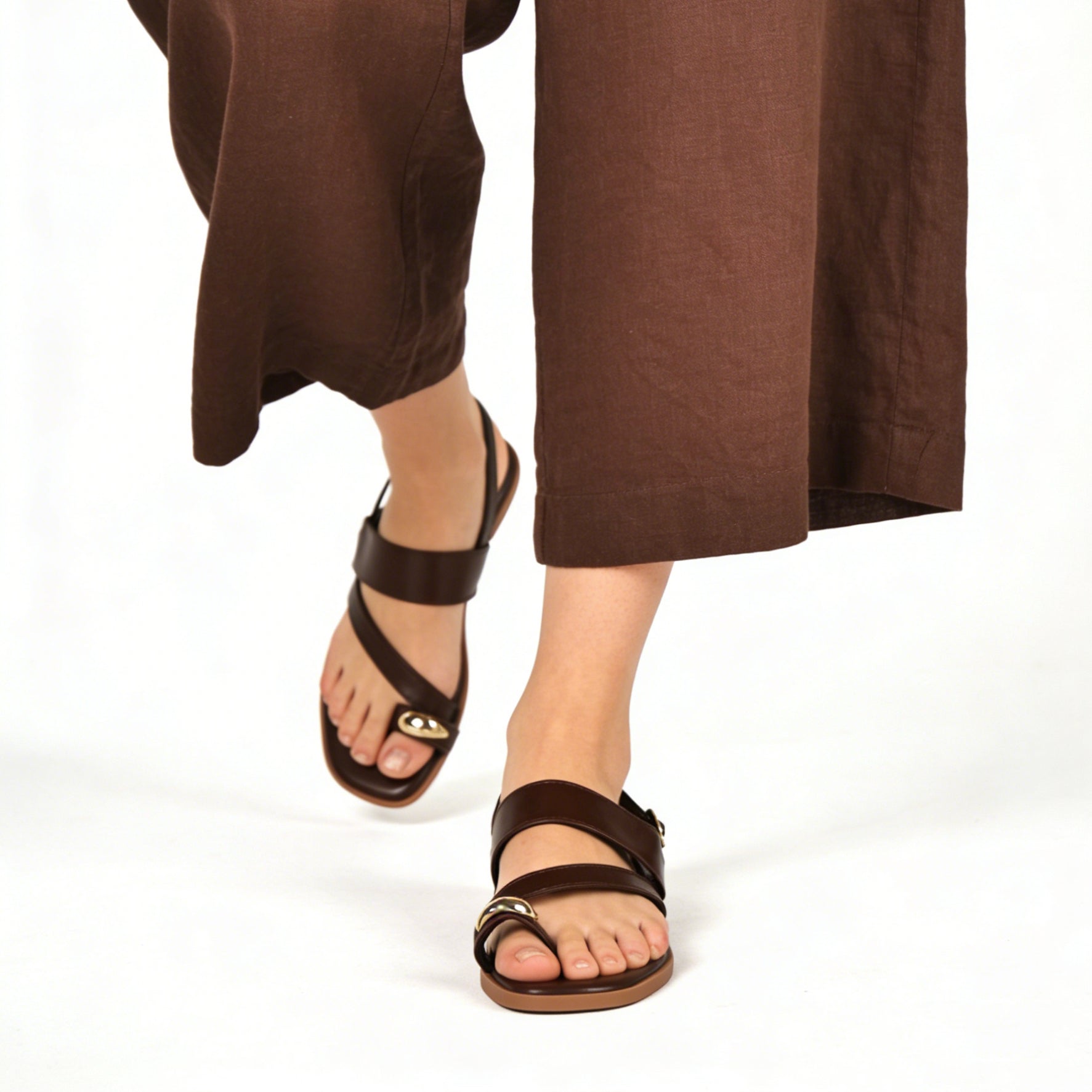 Sandalias planas para mujer con tiras cruzadas y detalle metálico decorativo, sandalias minimalistas con pulsera trasera y hebilla ajustable en cuero sintético, sandalias elegantes de verano para looks casuales y diario