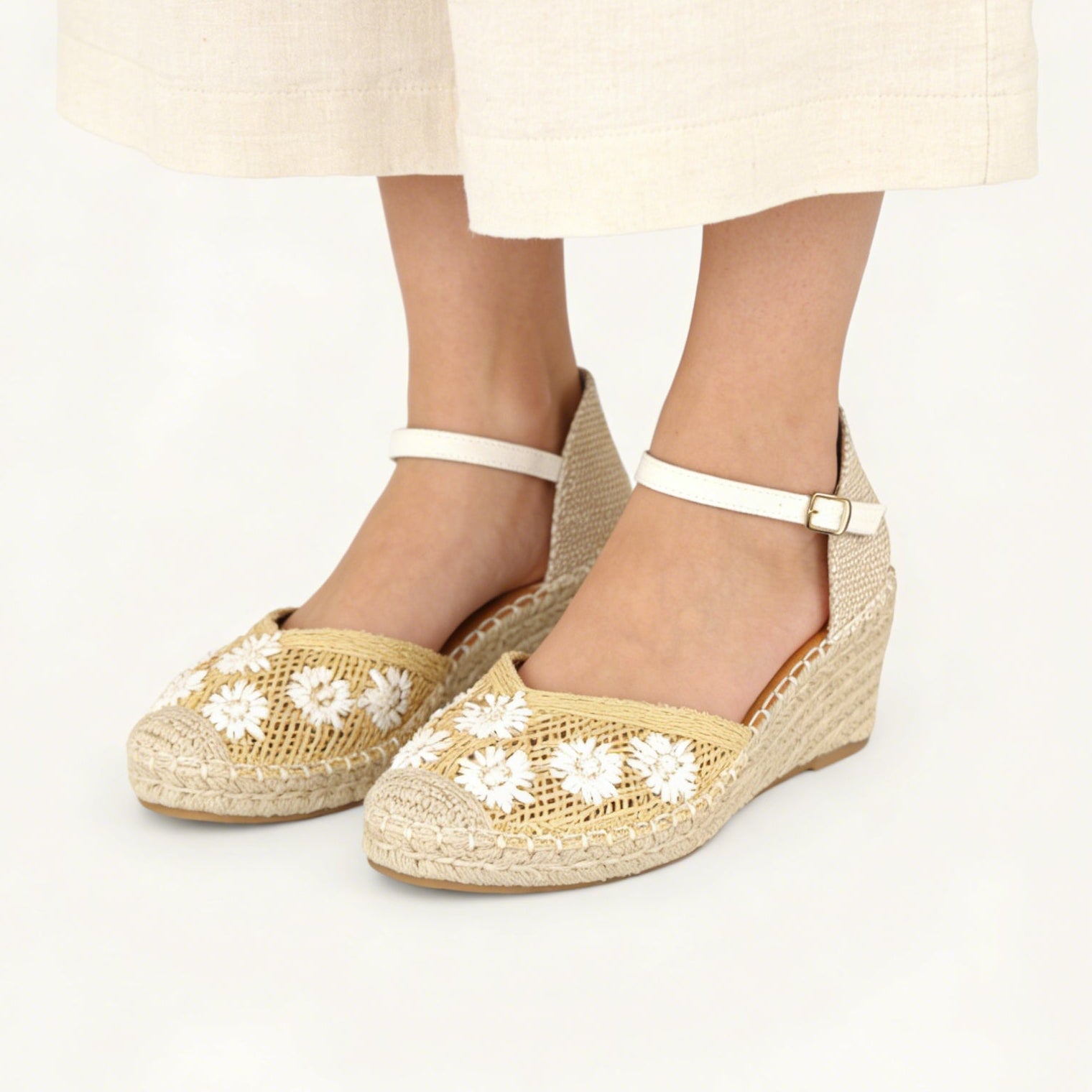 Alpargatas Flores Bordadas - Alpargatas de cuña para mujer con puntera cerrada y flores bordadas, sandalias tipo espadrille con pulsera al tobillo y hebilla ajustable, cuña media con plataforma efecto yute para looks de verano