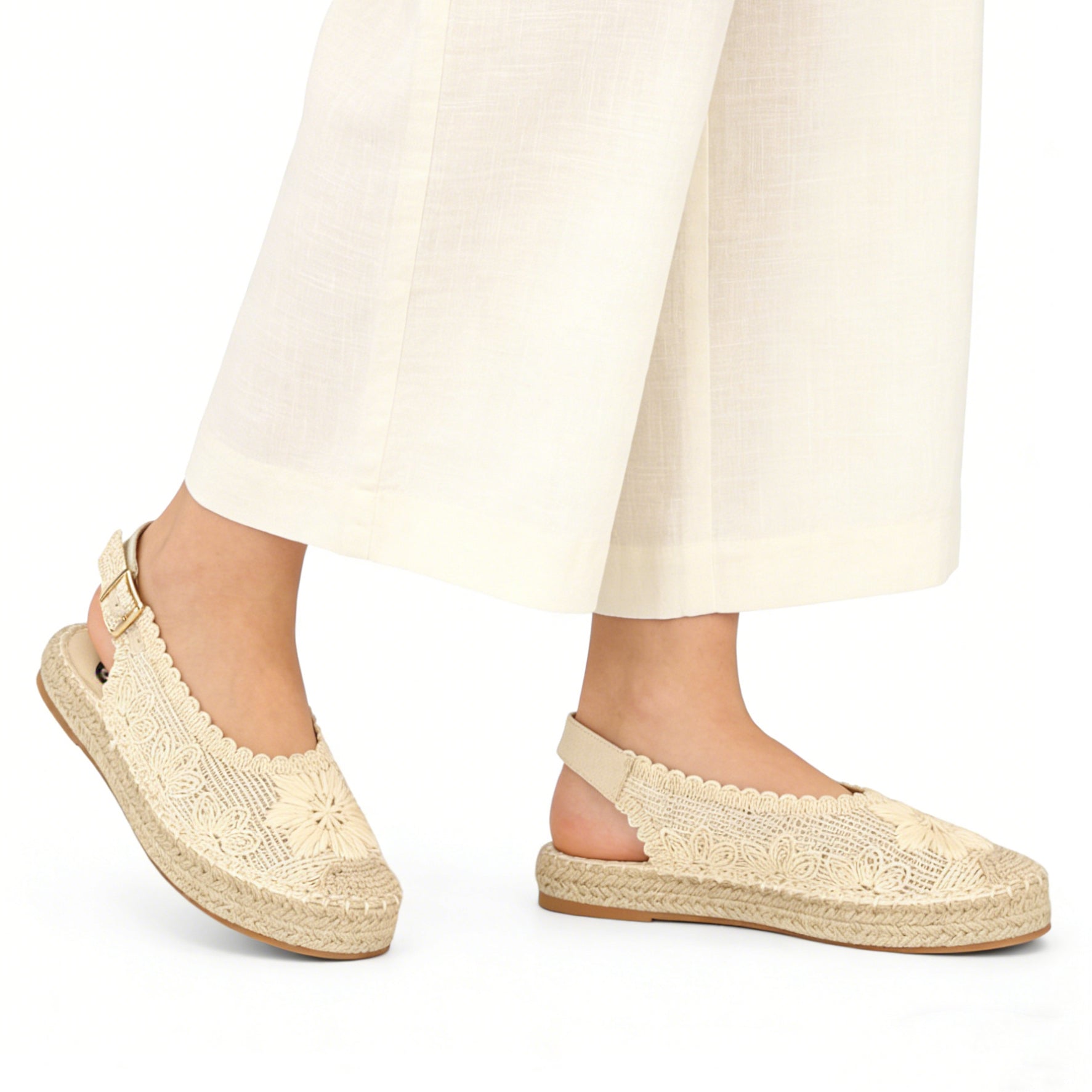 Alpargatas con Flores Bordadas - Alpargatas planas tipo slingback para mujer con puntera cerrada y flores bordadas en relieve, sandalias espadrille con talón abierto y hebilla ajustable, diseño calado con suela efecto yute para looks de verano