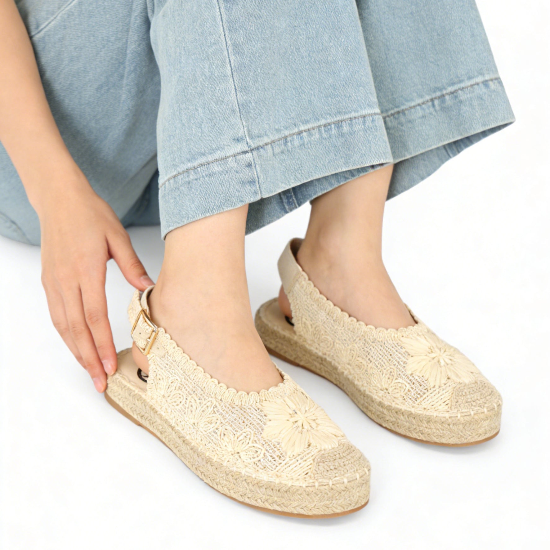 Alpargatas con Flores Bordadas - Alpargatas planas tipo slingback para mujer con puntera cerrada y flores bordadas en relieve, sandalias espadrille con talón abierto y hebilla ajustable, diseño calado con suela efecto yute para looks de verano
