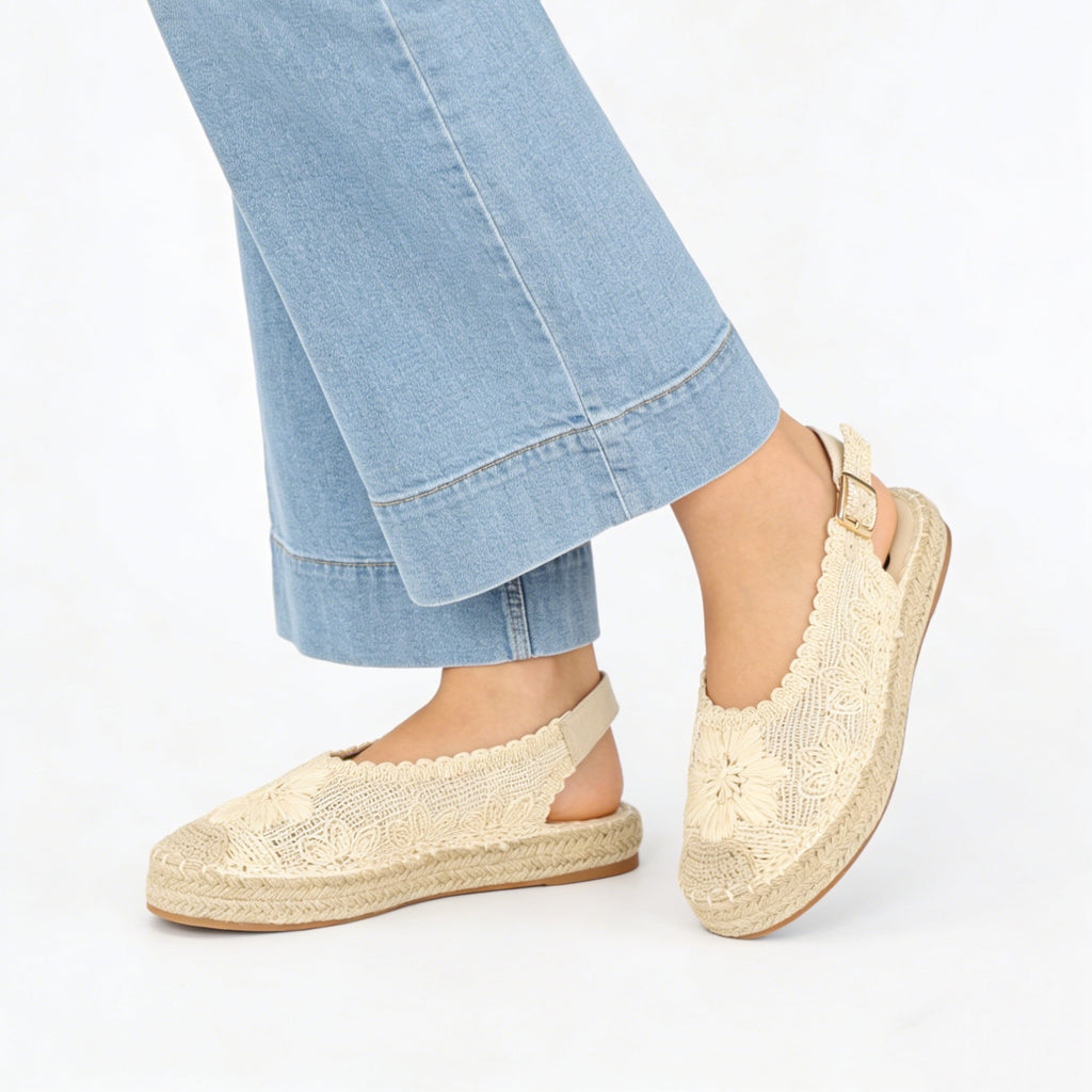 Alpargatas con Flores Bordadas - Alpargatas planas tipo slingback para mujer con puntera cerrada y flores bordadas en relieve, sandalias espadrille con talón abierto y hebilla ajustable, diseño calado con suela efecto yute para looks de verano