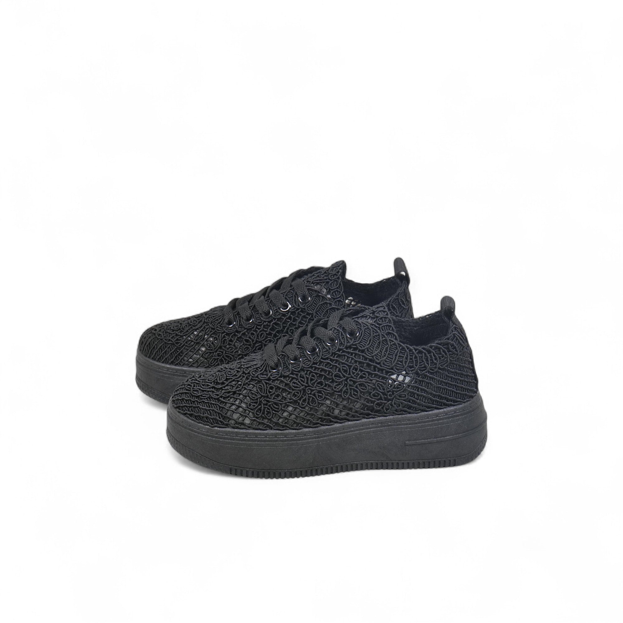 Tenis casual con encaje floral y plataforma ligera