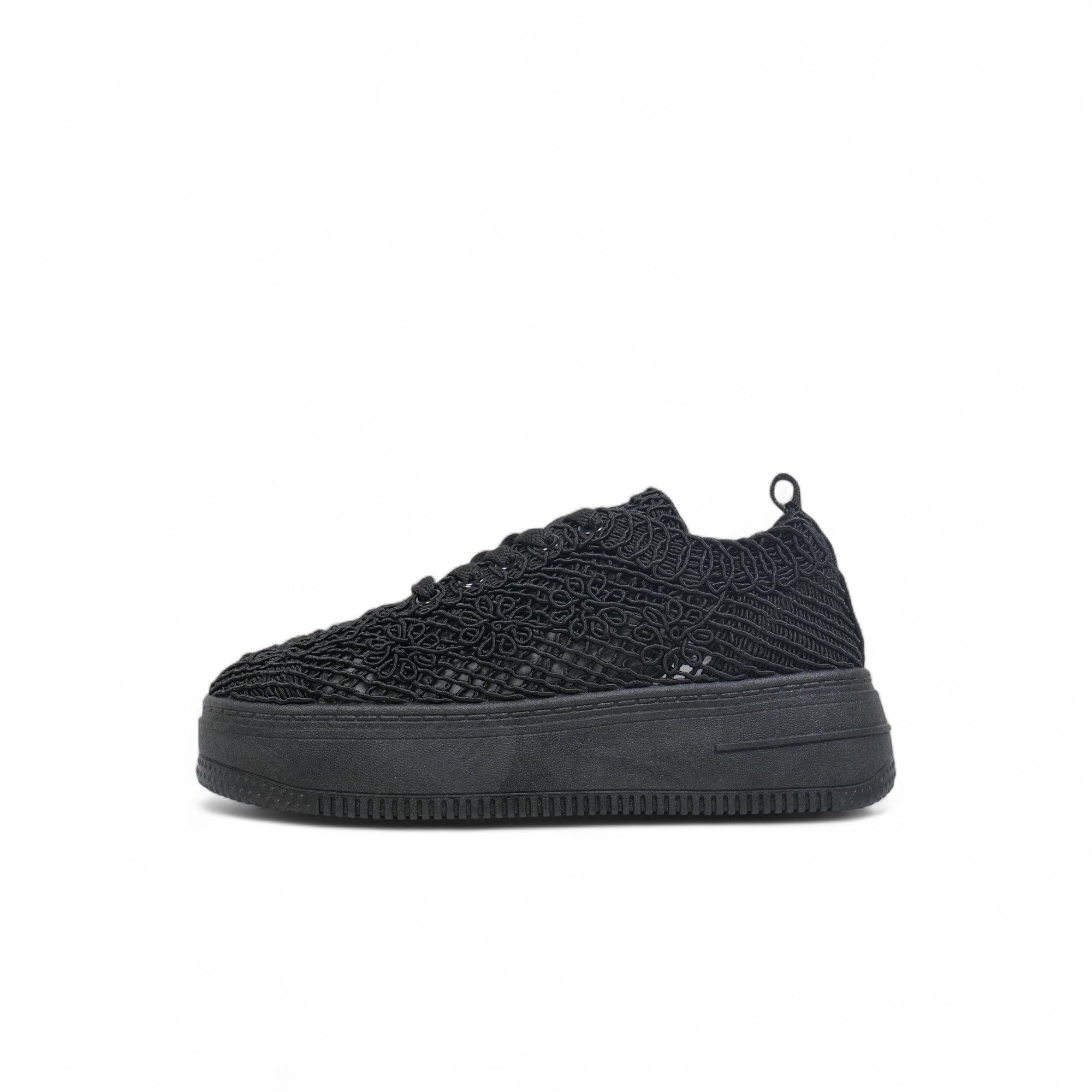 Tenis casual con encaje floral y plataforma ligera