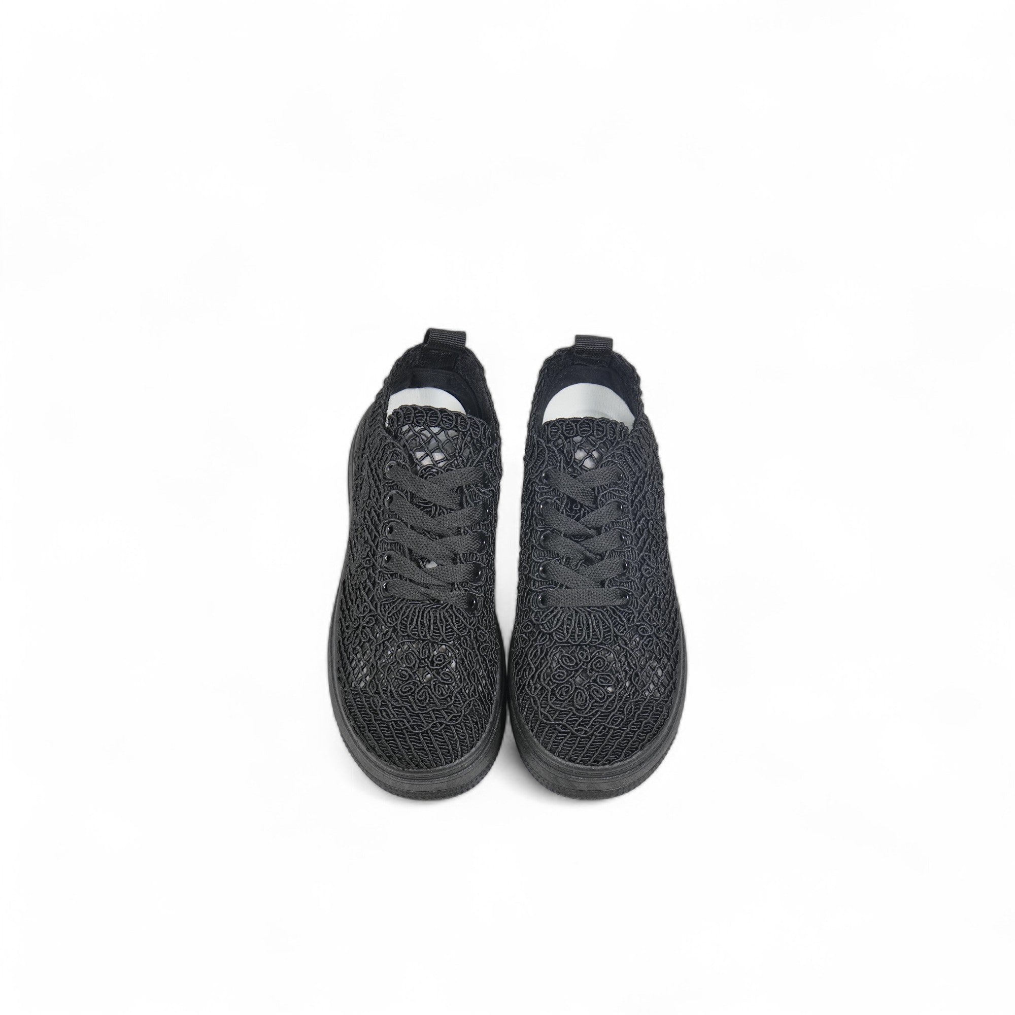 Tenis casual con encaje floral y plataforma ligera