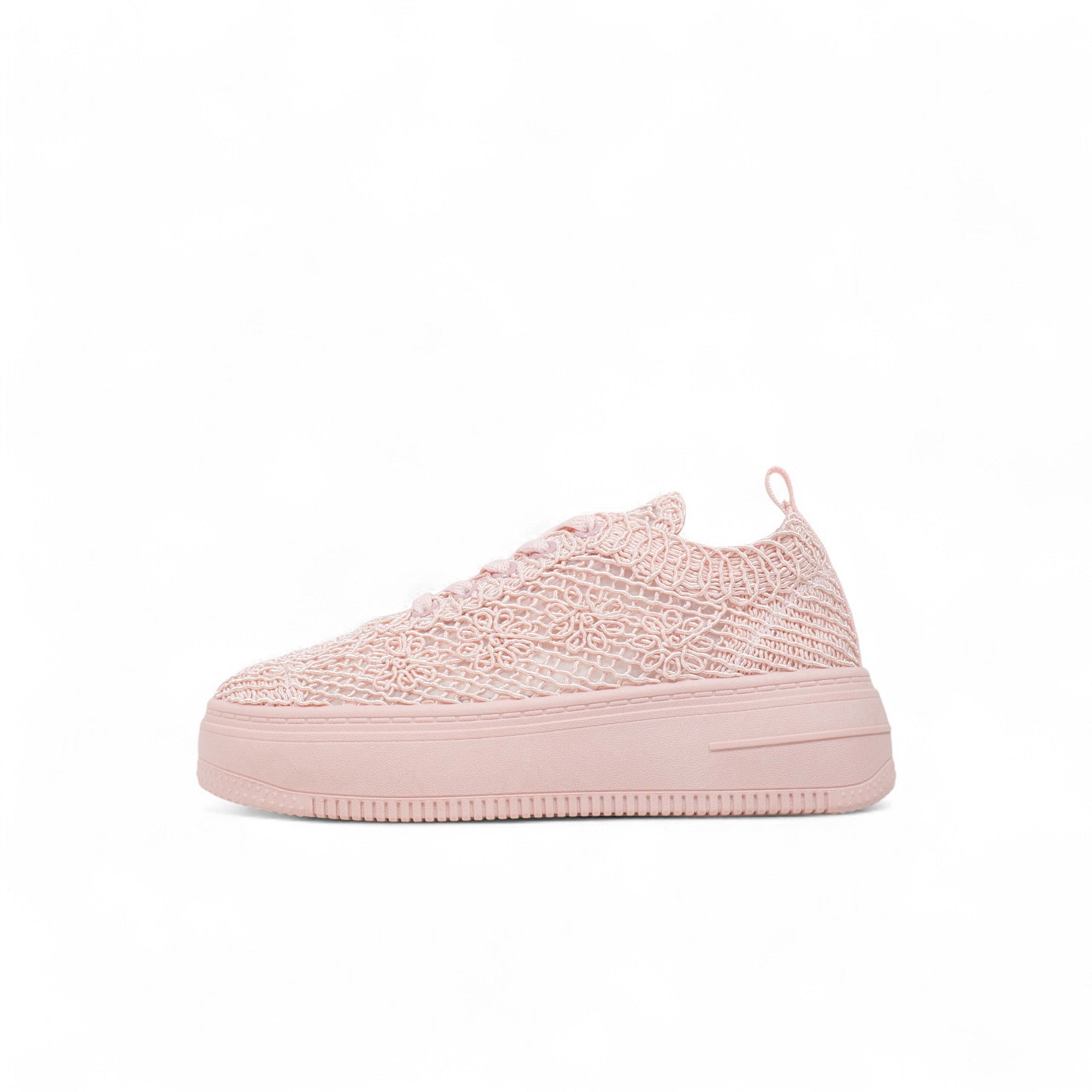 Tenis casual con encaje floral y plataforma ligera