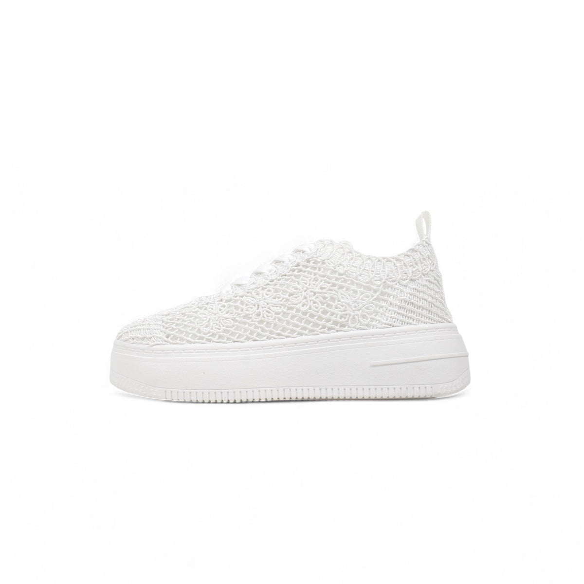 Tenis casual con encaje floral y plataforma ligera