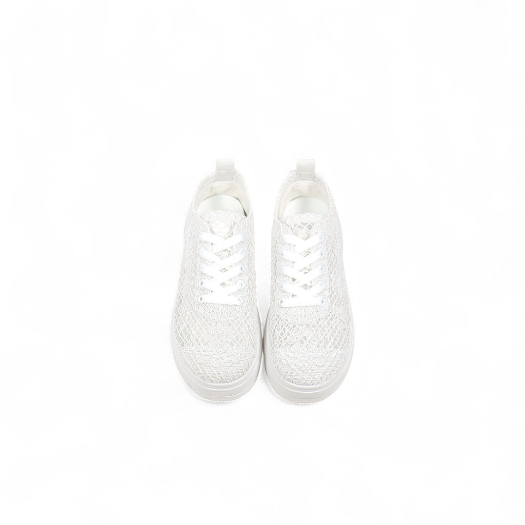 Tenis casual con encaje floral y plataforma ligera