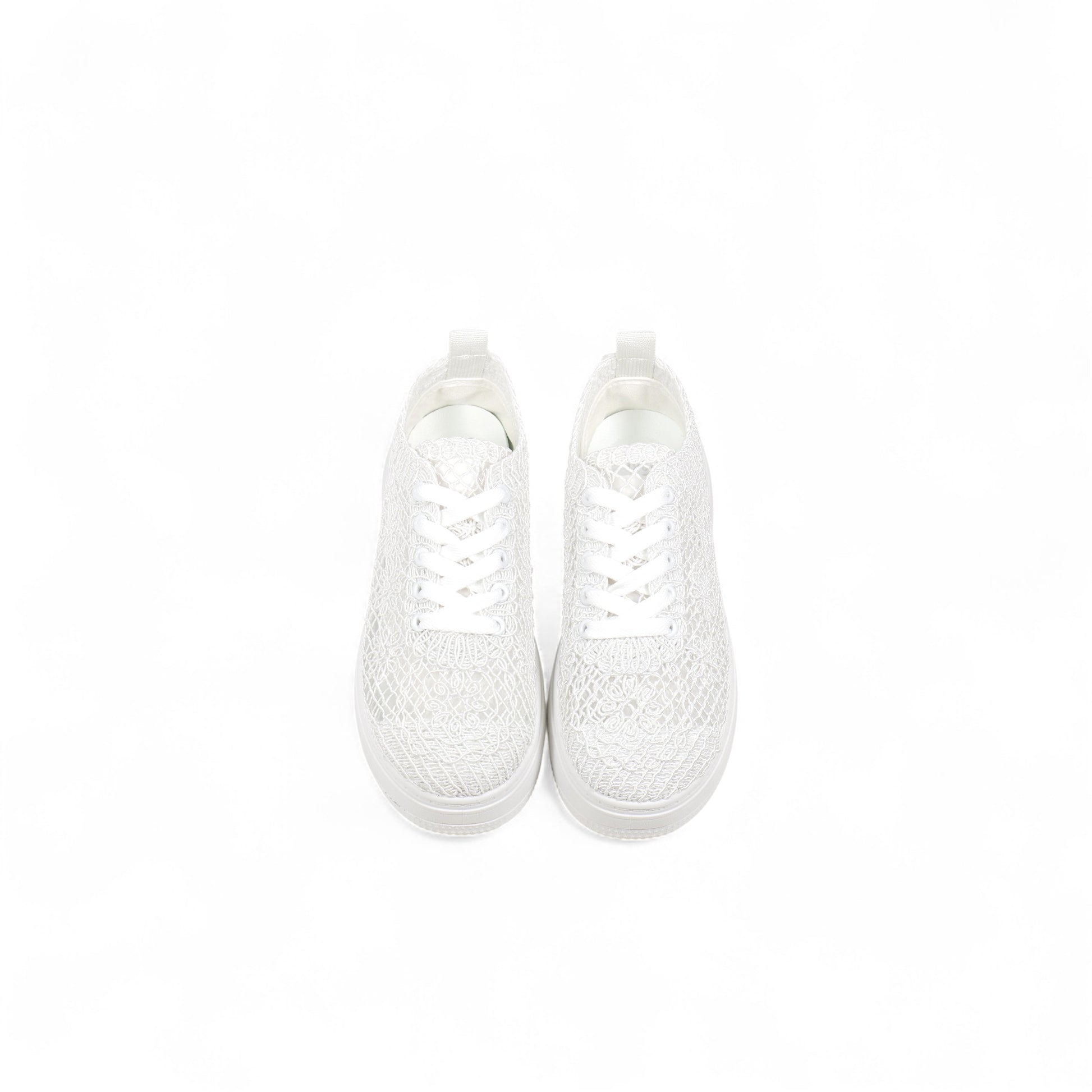 Tenis casual con encaje floral y plataforma ligera