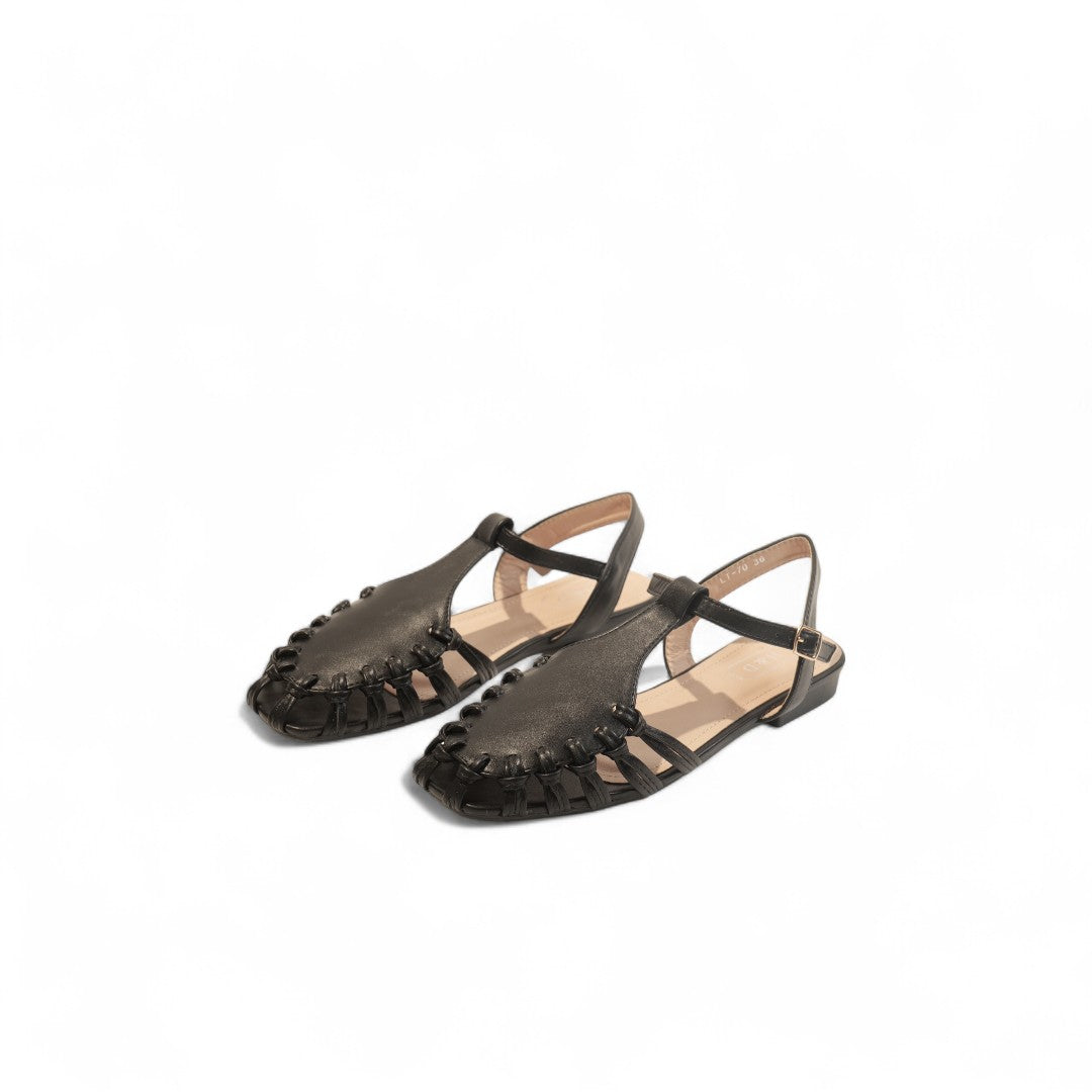 Sandalias Cerradas con Correa y Detalle Trenzado